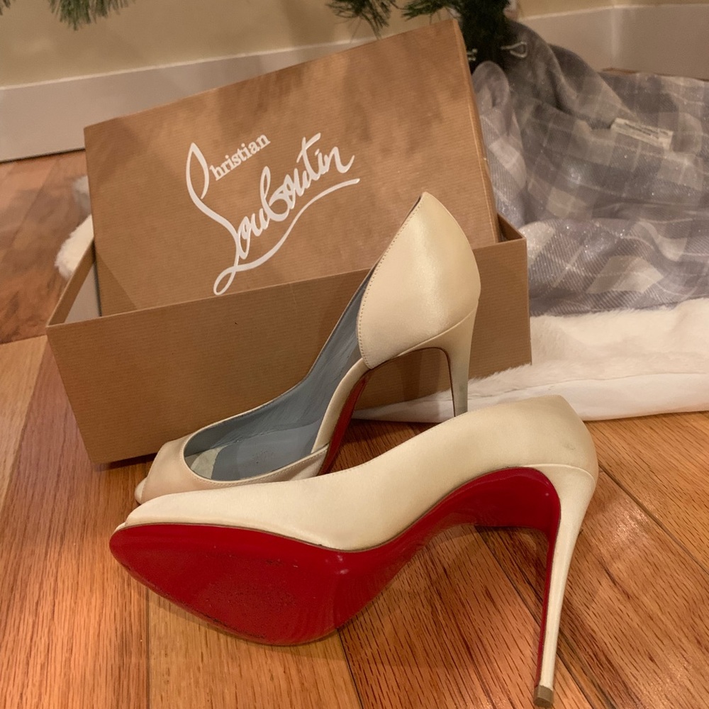 Gorgeous Louboutin peep toe heels!!